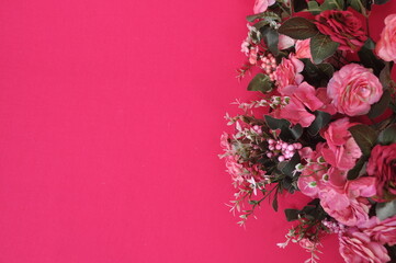 flores com rosas em fundo rosa com espaço pra texto 