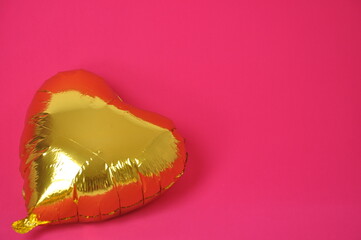 coração dourado em fundo rosa 