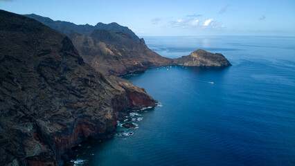 Obraz premium Foto aérea con dron de la playa de Antequera en Anaga, Tenerife.