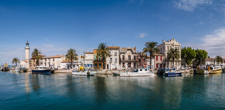 Le Grau du Roi (Gard, France) - Vue panoramique du canal avec vue sur le phare et la maison du Dauphin