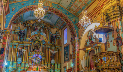 The interior of an old Spanish colonial church in Cuenca, Ecuador.（Iglesia de El Sagrario）