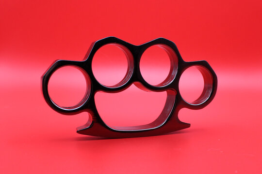 Afbeeldingen over “Brass Knuckle” – Blader in stockfoto’s, vectoren en