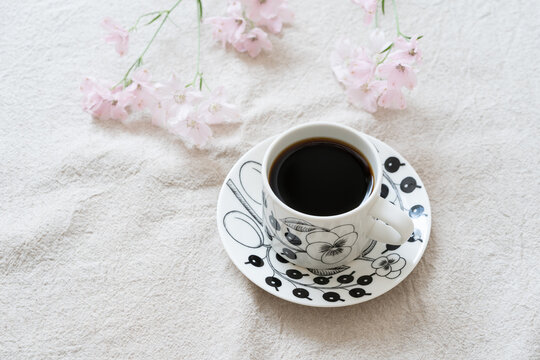 コーヒーとピンクの花