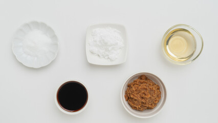 Fototapeta na wymiar 日本の基本の調味料・さしすせそ　イメージ｜砂糖・塩・酢・醤油・味噌
