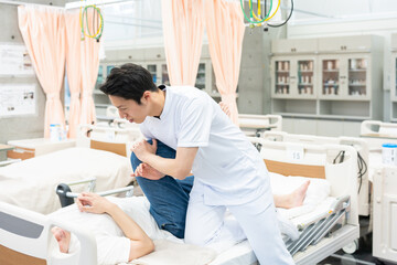 Obraz premium 患者に施術する医者（リハビリ）