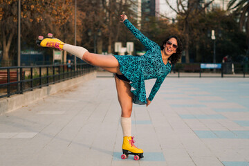 bella mujer latina andando en patines estilo 80s 90s con vestido azul, muy alegre y feliz.