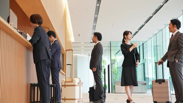 A guide in the lobby. Guests being guided at the front desk of the hotel.