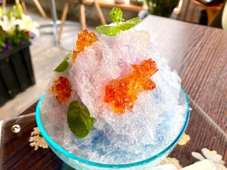 バタフライピーかき氷（ブルーから赤へ）