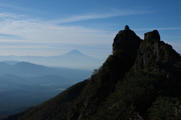 Fototapeta premium 富士山の見える八ヶ岳の絶景トレイル。日本の雄大な自然。百名山。