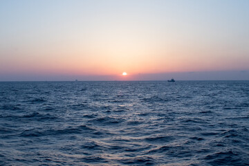 水平線の夕焼け、船