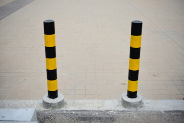Yellow and black steel poles Reduce the risk of accidents because there are no pillars to protect...