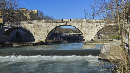 Fototapeta premium Sur les rives du Tibre à Rome en hiver