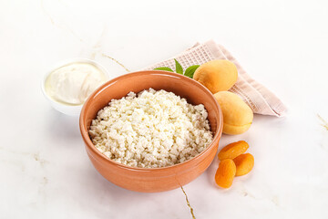 Cottage cheese with apricot and cream
