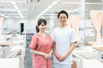 Obraz premium 病院で働く笑顔の医者たち