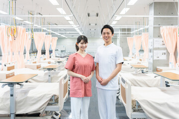 Obraz premium 病院で働く笑顔の医者たち