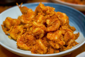 A delicious home-cooked dish, fried shrimp with salted egg yolk