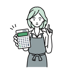 立って電卓を持ってこちらに向けて見せているエプロンをした店員の女性
