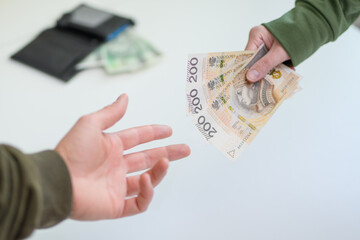 Płacić za zakupy polską gotówką banknotami pln - obrazy, fototapety, plakaty