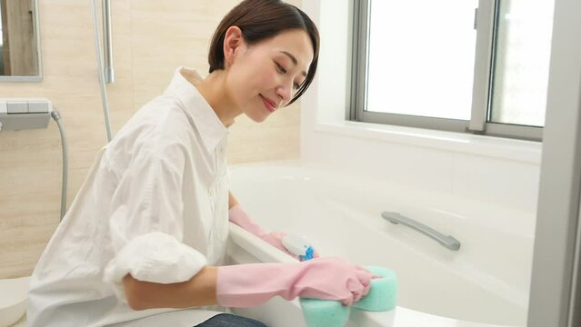 お風呂掃除するミドルエイジ女性