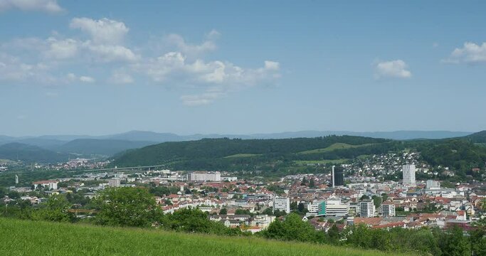 Die Stadt L&ouml;rrach aus Tullinger Berg und Streuobstwiesen. Blick auf die Innenstadt Richtung Nordosten, Wiesentalbr&uuml;cke, Brombach und S&uuml;dschwarzwald am Horizont