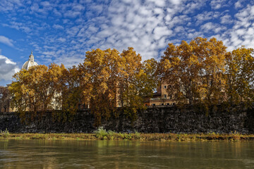 Obraz premium Les rives du Tibre à Rome en automne