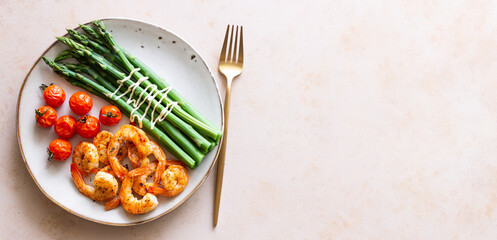 Fried shrimp with asparagus and tomatoes. Healthy eating. Diet. - obrazy, fototapety, plakaty