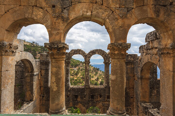Fototapeta na wymiar In the ruins of Alahan monastery