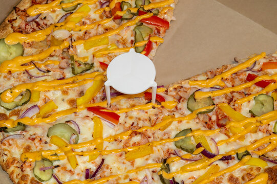 plastic tripod for pizza. It is used in pizza delivery to prevent the surface of pizza from coming into contact with the lid of the box.