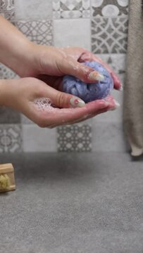 Manos con jab&oacute;n en una ducha