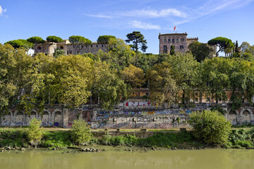 Fototapeta premium Journée ensoleillée le long du Tibre à Rome