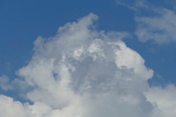 Naklejka na ściany i meble Weisse Quellwolken, Blauer Himmel, Deutschland