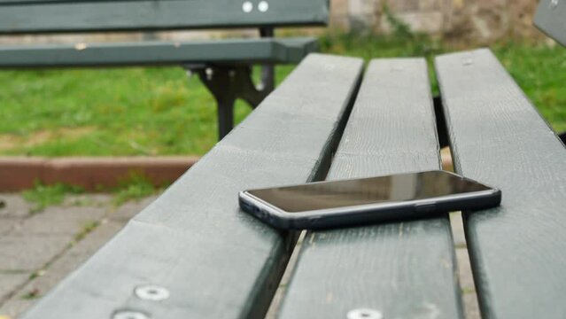forget smartphone on a park bench, lost smart phone 