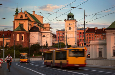 Warszawa poranek, wczesna godzina, ruch uliczny, rower autobusy, trasa W-Z, barokowy kościół...