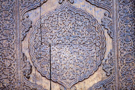 flower patterns carving in wooden door
