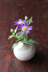 小さな花瓶に生けた紫色の花