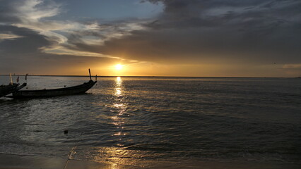 Fototapeta na wymiar Schöner Sonnenuntergang am Meer mit tollen farben, 