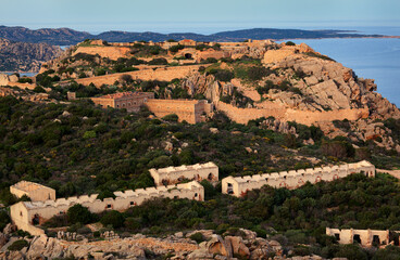 Fototapeta na wymiar Sardynia skaliste wybrzeże przylądek półwysep capo d'orso, opuszczona baza wojskowa, twierdza, forteca, bateria, koszary