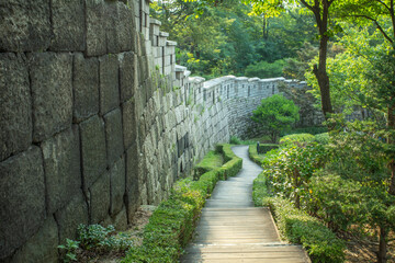 城壁沿いの小道