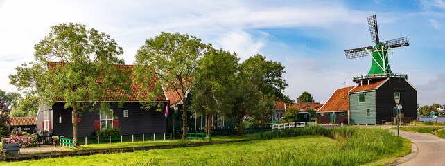Zaanse Schans ein Wohn- und Handwerkerviertel in Zaandam, Holland um 1850. Rechts einer der historischen Windmühlen, ein Panorama.