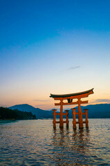 広島 夏の厳島神社を彩る黄昏時の美しい夕日と水面