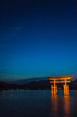 広島 日没後の海に浮かぶ厳島神社の幻想的な鳥居