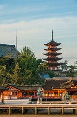 広島 夕日を浴びて茜色に染まった厳島神社の美しい夏の情景