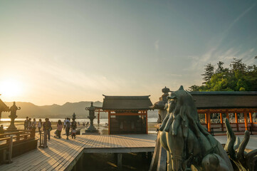広島 沈む夕日を見送る厳島神社の狛犬