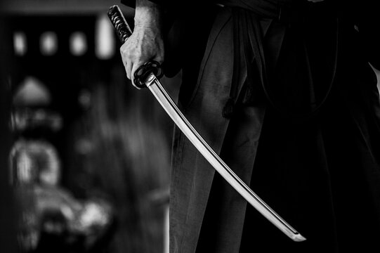 日本刀を構える人物