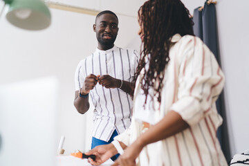 Obraz premium African American couple talking in apartment