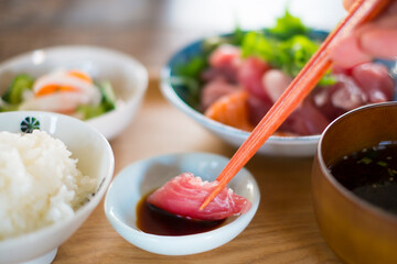 お刺身定食のまぐろ