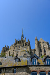 Fototapeta premium Mont Saint-Michel, Abtei, Felseninsel, Kloster, Insel, Abteikirche, Befestigungsanlage, Granitfelsen, Gezeiten, Bretagne, Sommer, Frankreich