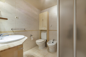 Fototapeta na wymiar Small classic bathroom with white sanitary ware