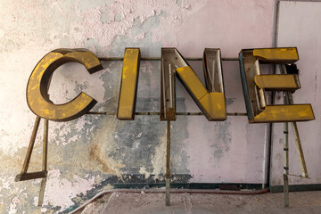 Alte Neonreklame Cine in einem verlassenen Kino
