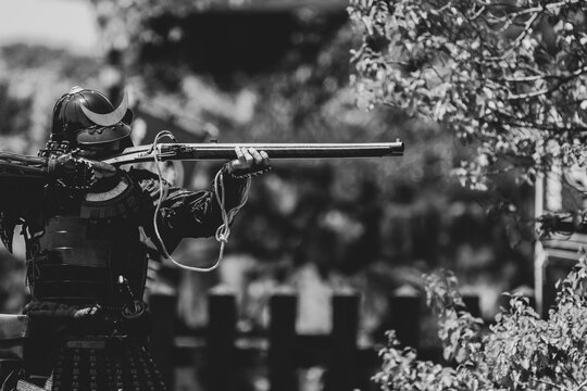 火縄銃を持った鎧武者（Armoured samurai with matchlock gun）